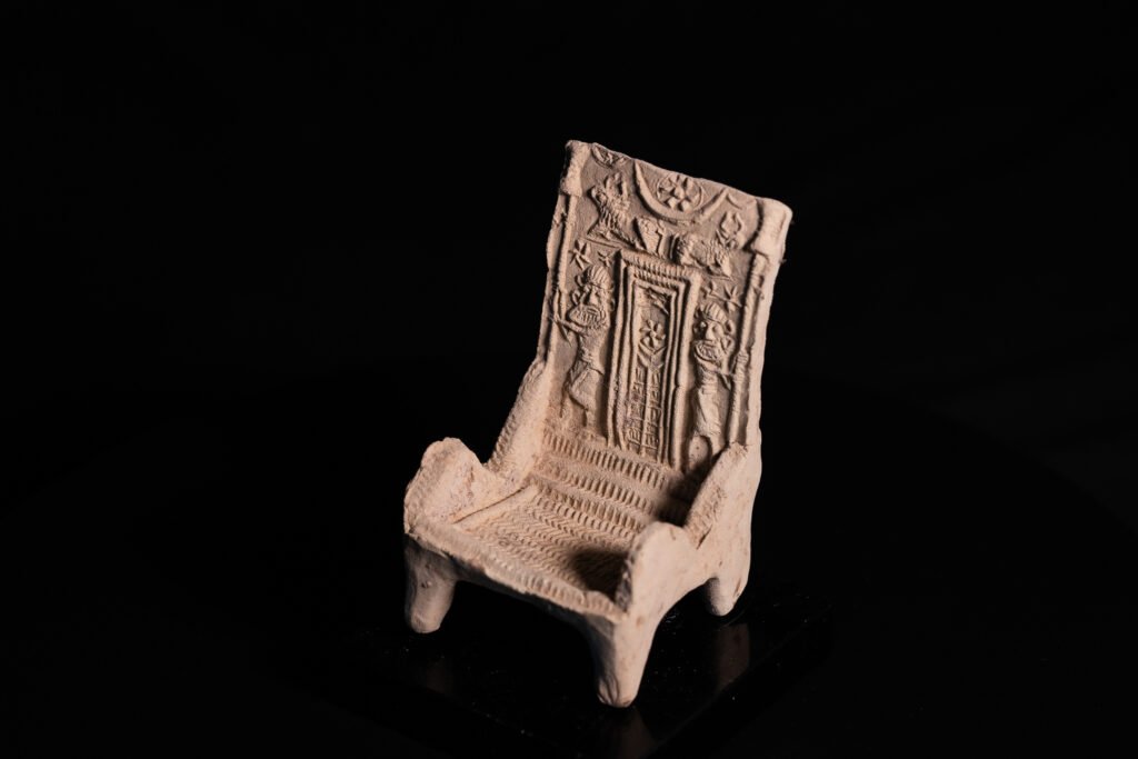 Trono de terracota dedicado al dios Sin